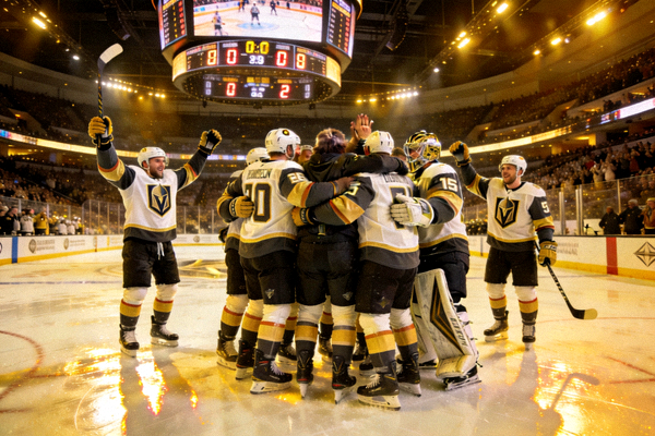 NHL比赛结束后，金骑士队球员在场上庆祝胜利的激动场面