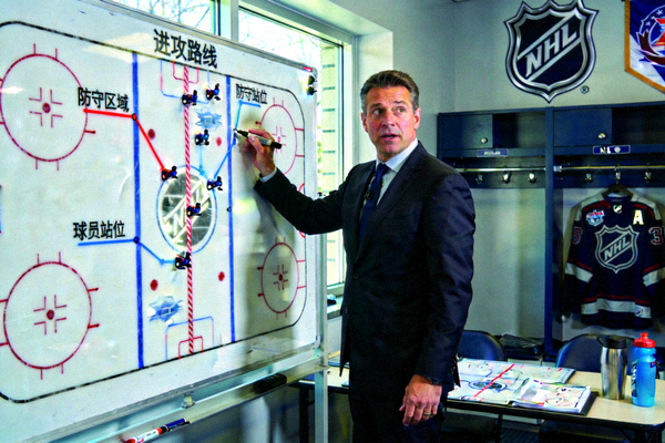 NHL教练在战术板上讲解比赛战术的专业画面