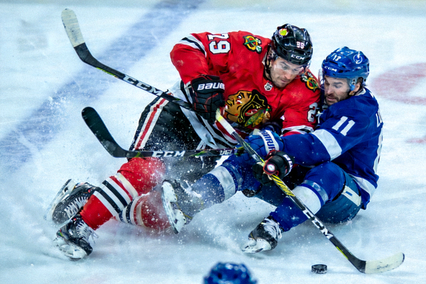 NHL球员在比赛中进行身体对抗的激烈场面