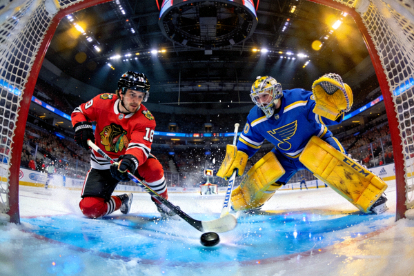 NHL球员在比赛中进行点球大战的紧张瞬间